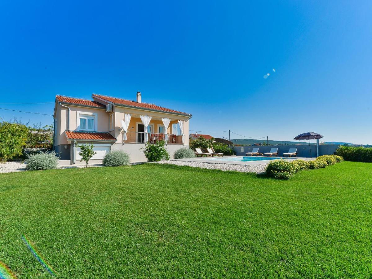 Villa Spacious In With Private Swimming Pool *
